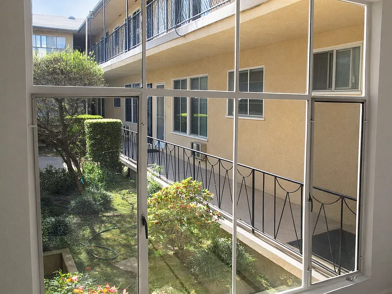 1756 N Gramercy Pl — Photo 17