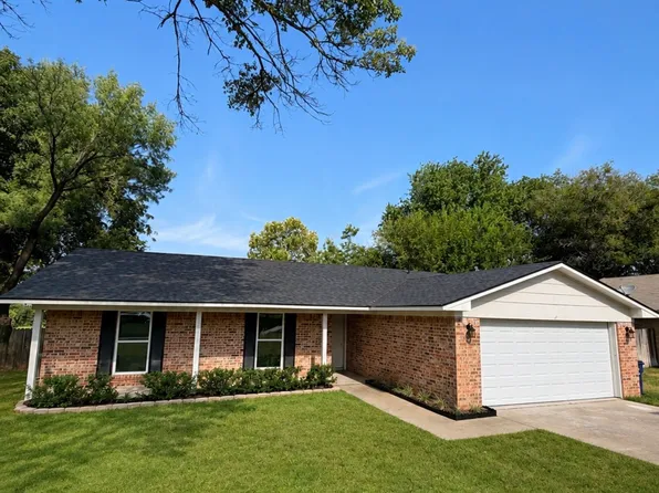 102 S Sendero Dr, Decatur, TX 76234