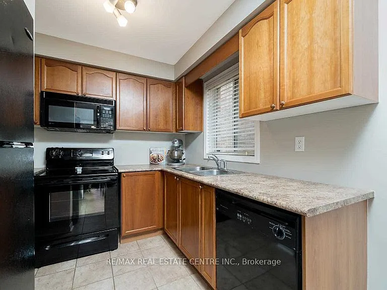 665 Thompson Rd S — Photo 7