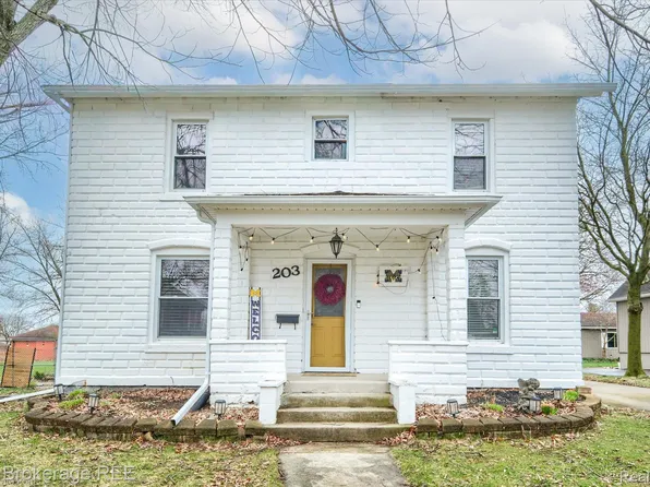 203 Sawyer St, Grand Blanc, MI 48439