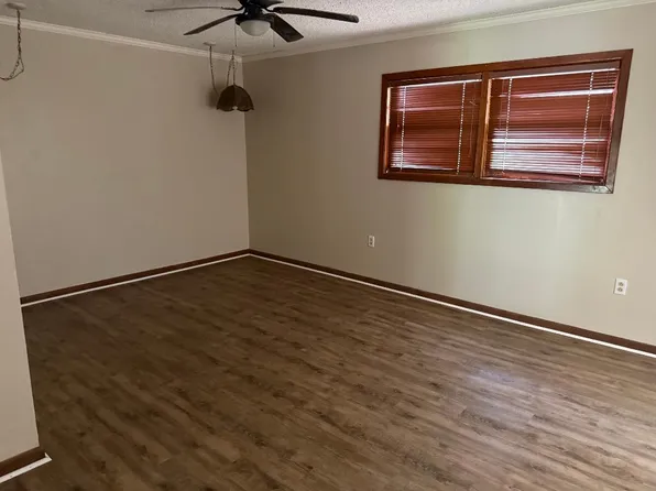 100 Shellwood Dr, Wake Village, TX 75501