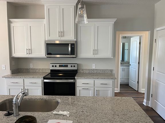 3rd image of 381 McClelland Loop NE