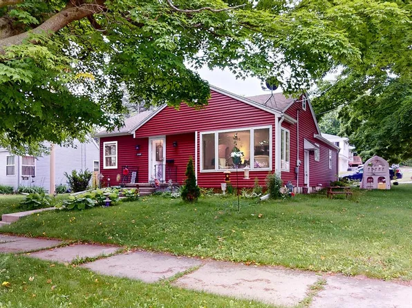 2402 S 9th STREET, Manitowoc, WI 54220