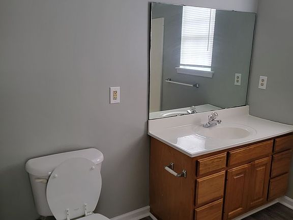 5th image of 122 Keyport Ct #124