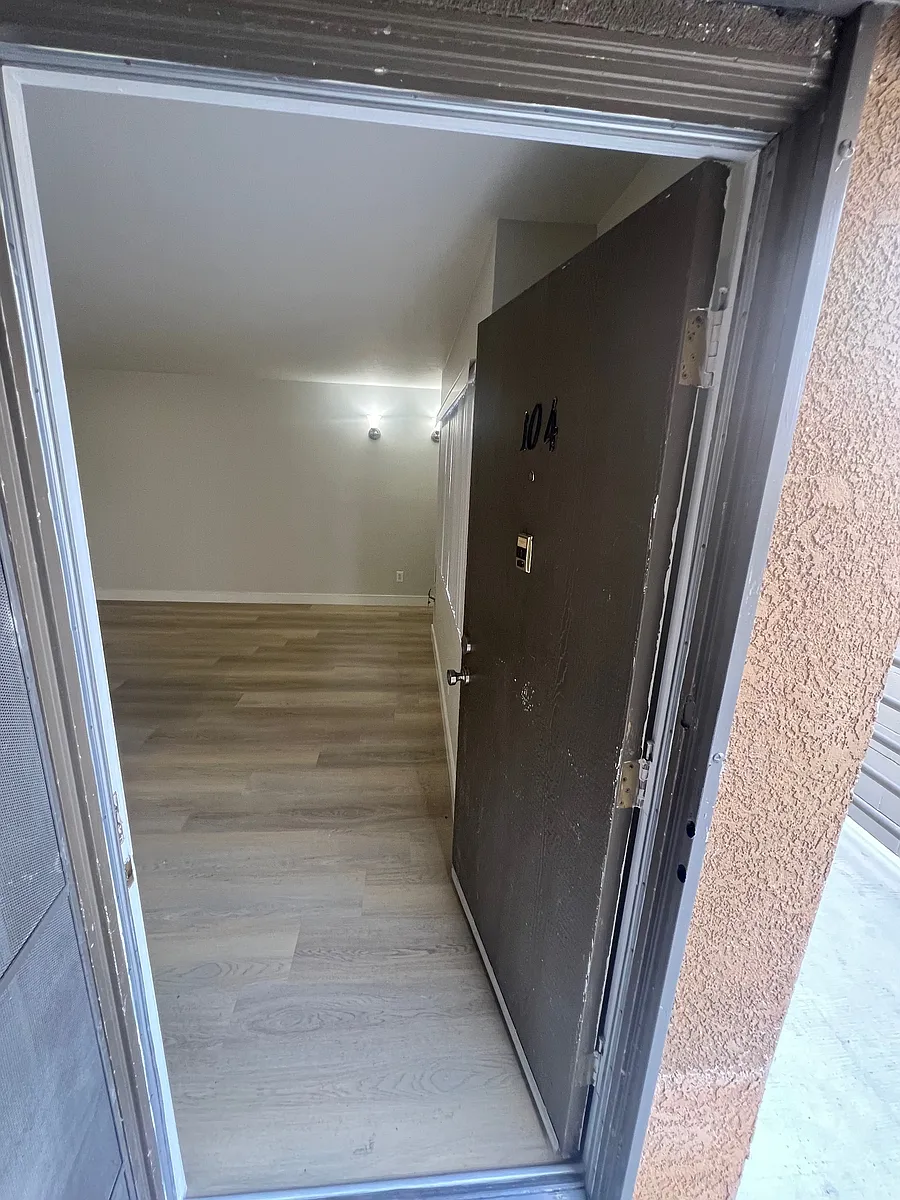Building Photo - 926 S Gramercy Dr #104