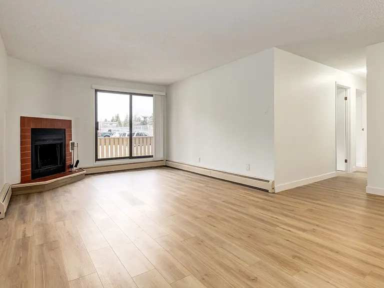 1825 Woodview Dr SW — Photo 2