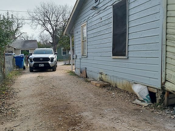3rd image of 115 Orange St
