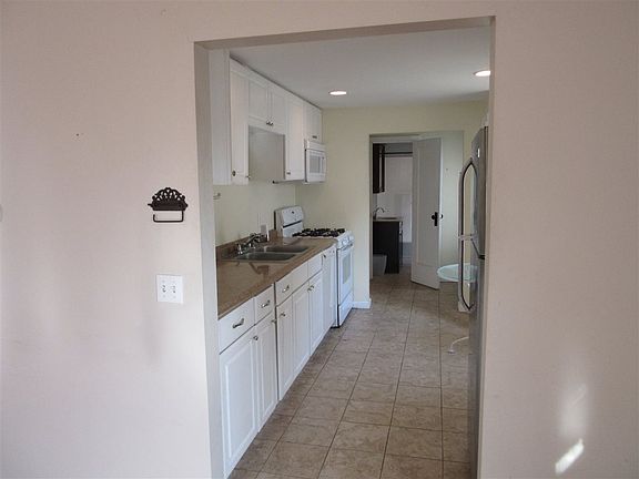 4th image of 176 W North St