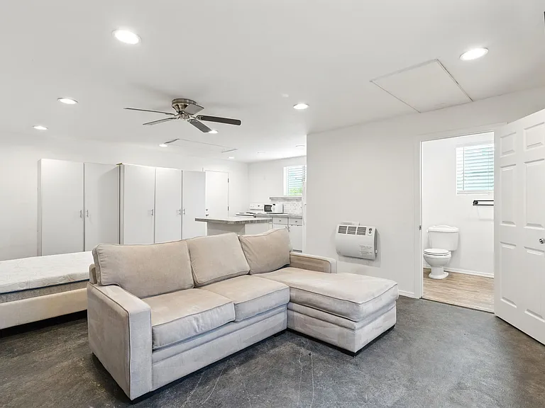 835 Dewitt Ave #B — Photo 2