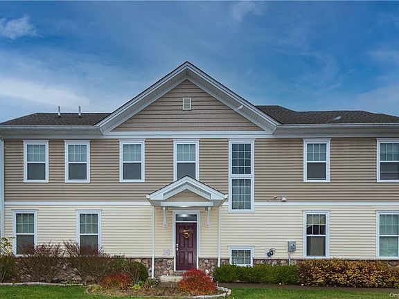 3rd image of 34 Fieldstone Dr