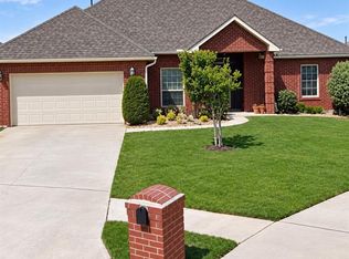 829 SW 40th St, Moore, OK 73160