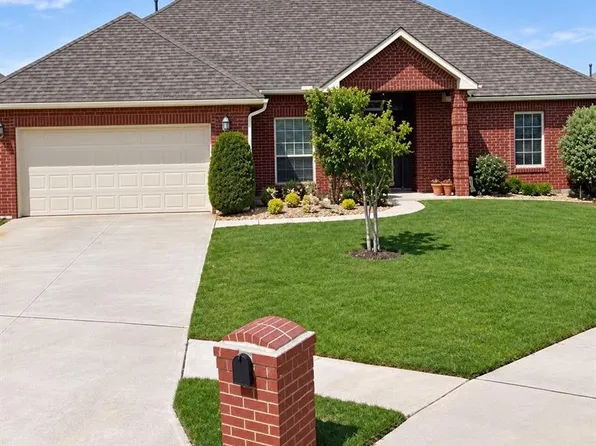 829 SW 40th St, Moore, OK 73160
