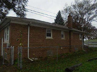 3rd image of 13901 S Hoxie Ave