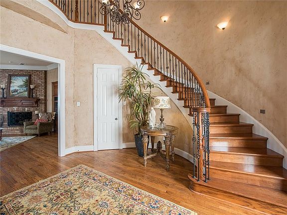 4th image of 1604 Lakeshore Dr