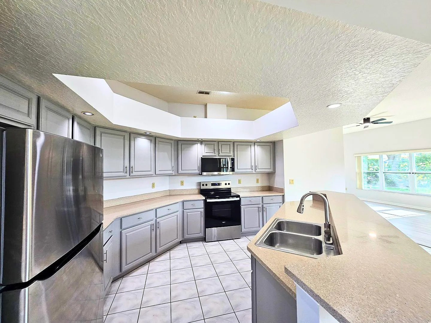 4 bed, 2415 sqft, $2,675 — Photo 2