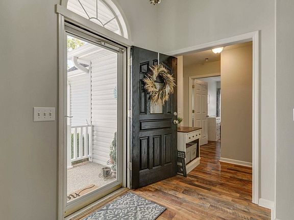 5th image of 374 Buckingham Blvd