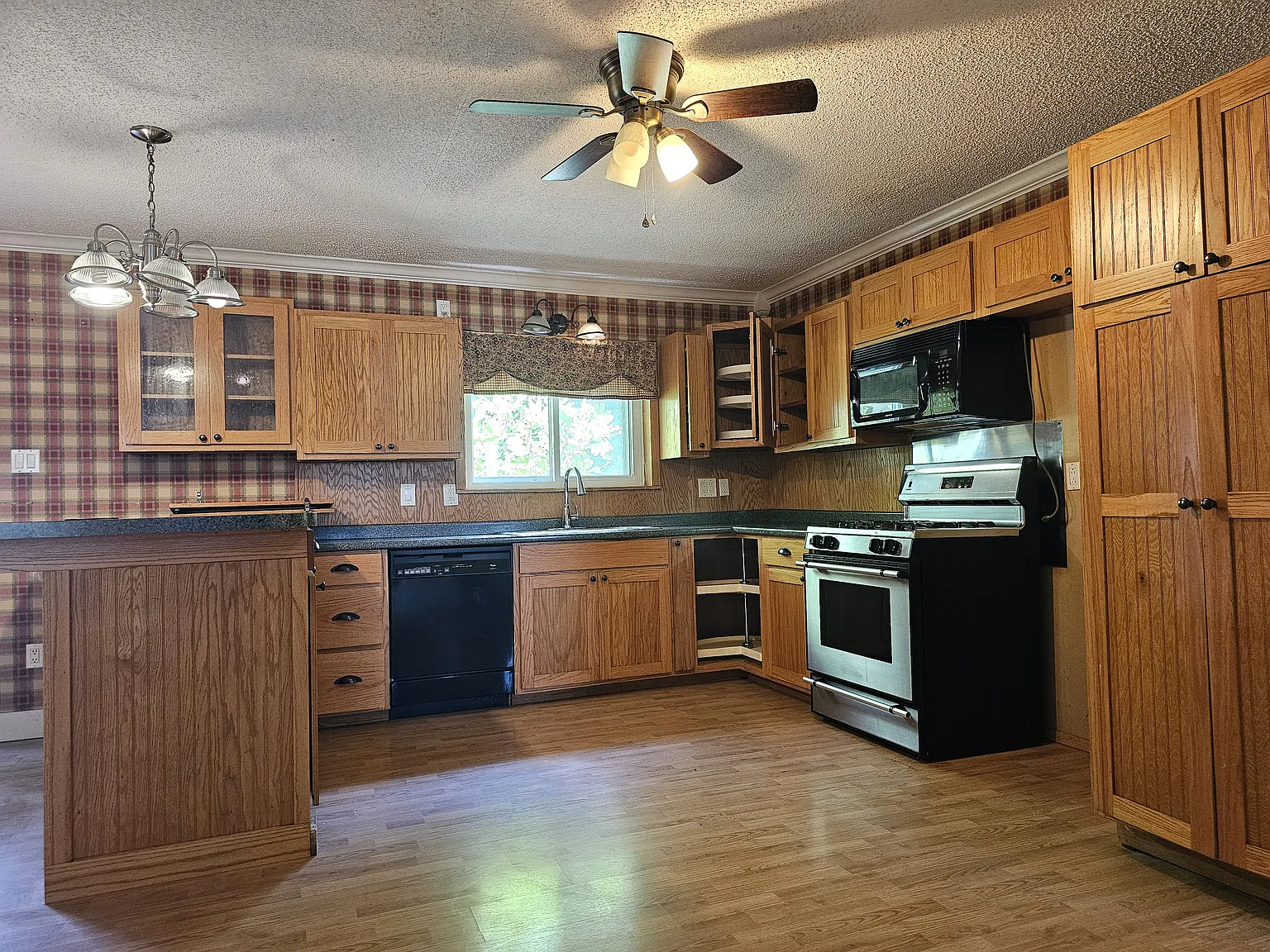 3 bed, 1.5 bath, 1429 sqft, $2,200 — Photo 2