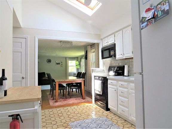 4th image of 5 Bedford Dr