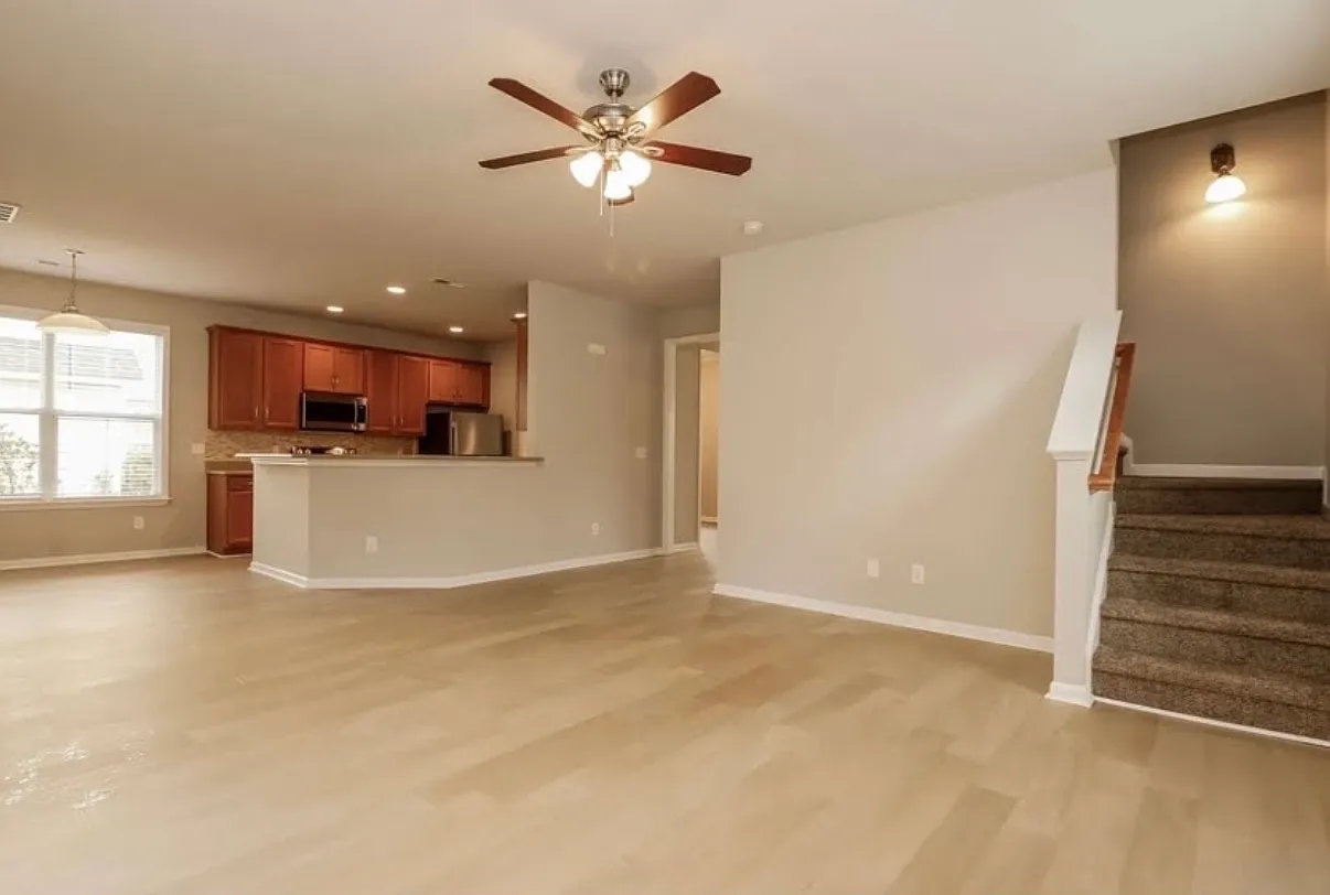 3 bed, 2.5 bath, 2864 sqft, $2,125 — Photo 4