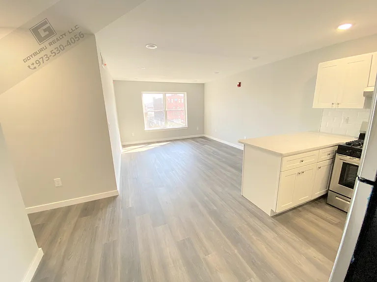 185-189 Broadway Ave #206 — Photo 3