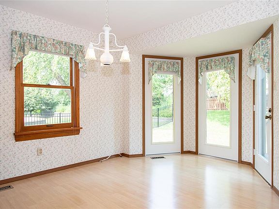 5th image of 27 Fleurie Dr