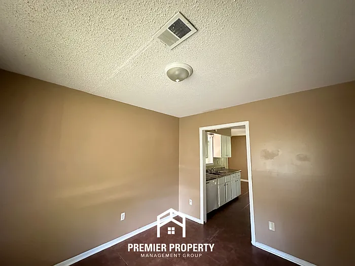3 bed, 1.0 bath, 1493 sqft, $1,450 — Photo 3