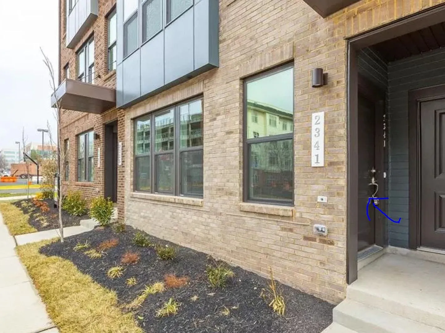 Modern 3BR Condo: Walk to Metro, 3 Miles from IAD — Photo 4