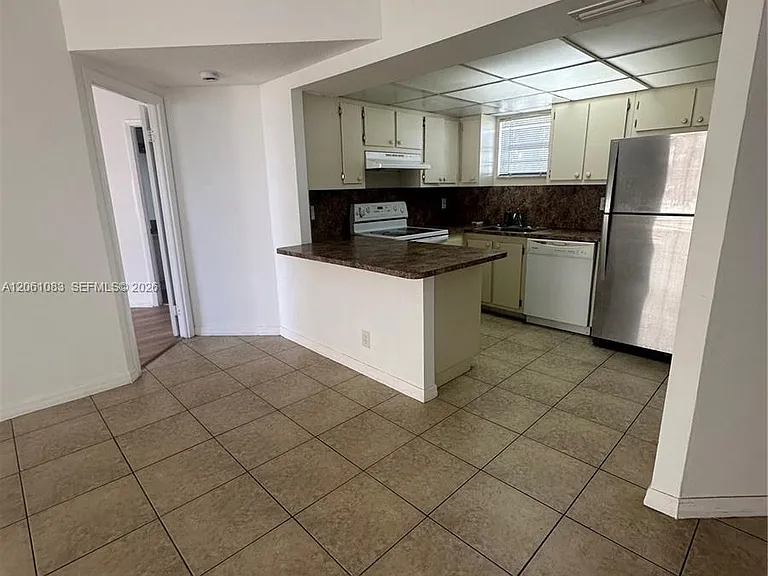 8290 Lake Dr #517 — Photo 3