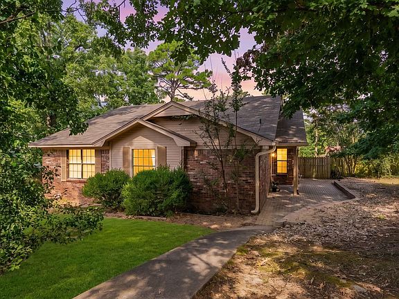 3rd image of 30 Woodlore Cir