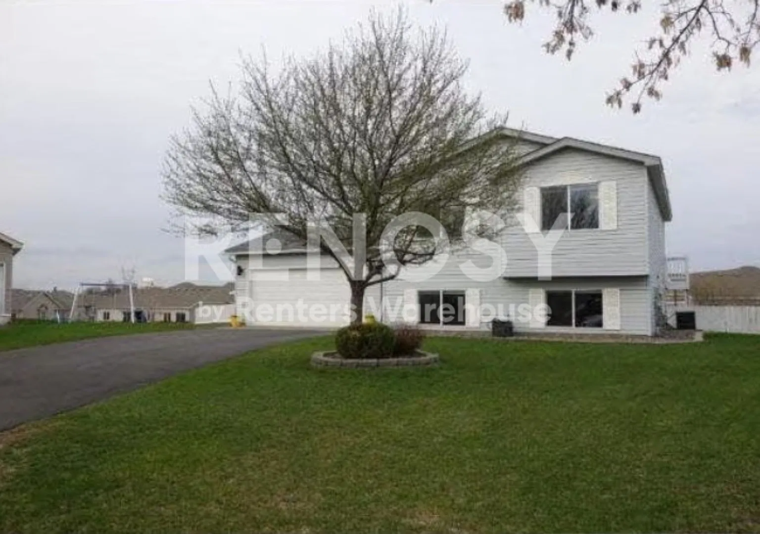 3 Bedrooms, 2.0 Bathrooms, House, Shakopee, MN — Photo 1