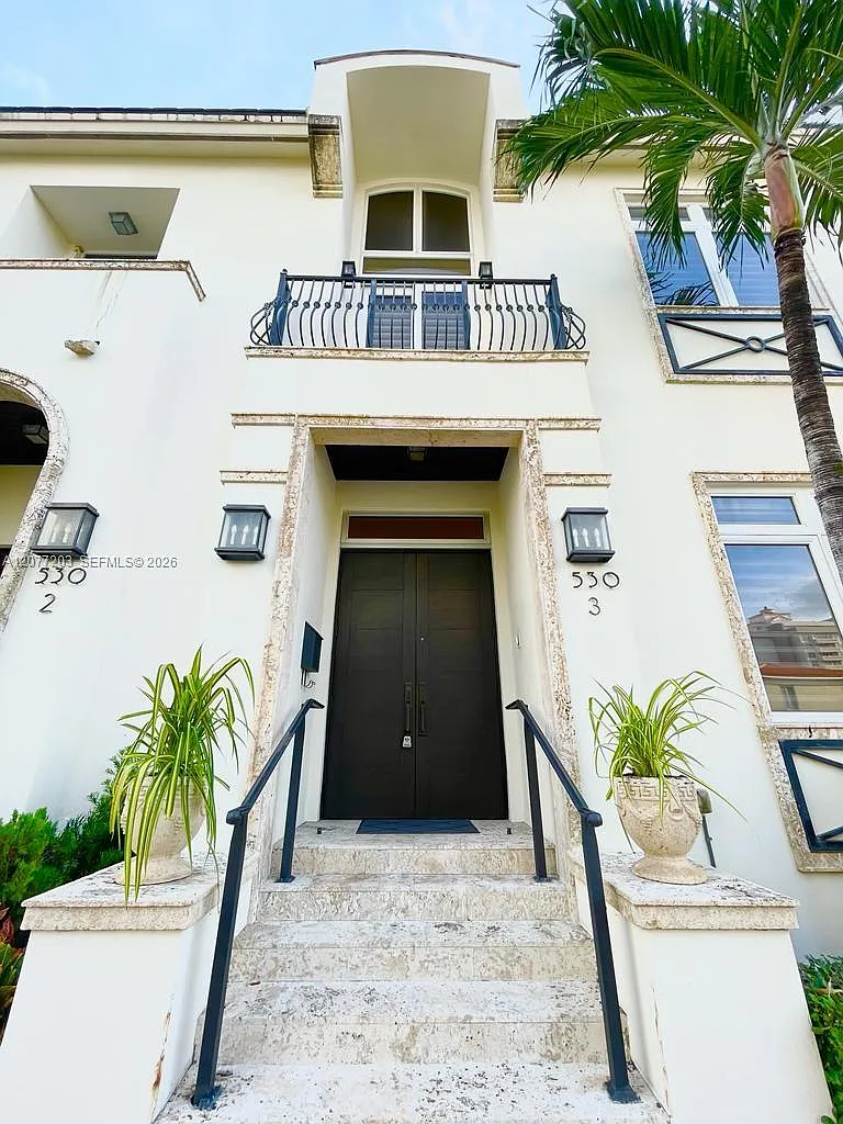Valencia Townhomes — Photo 2