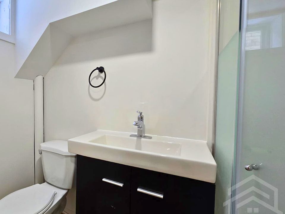 2nd image of 358 Glebe St #4