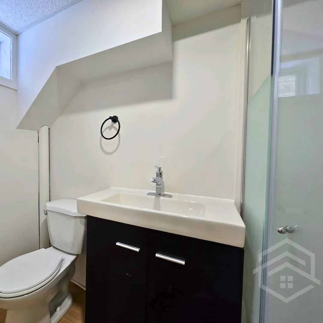 Building Photo - 358 Glebe St #4