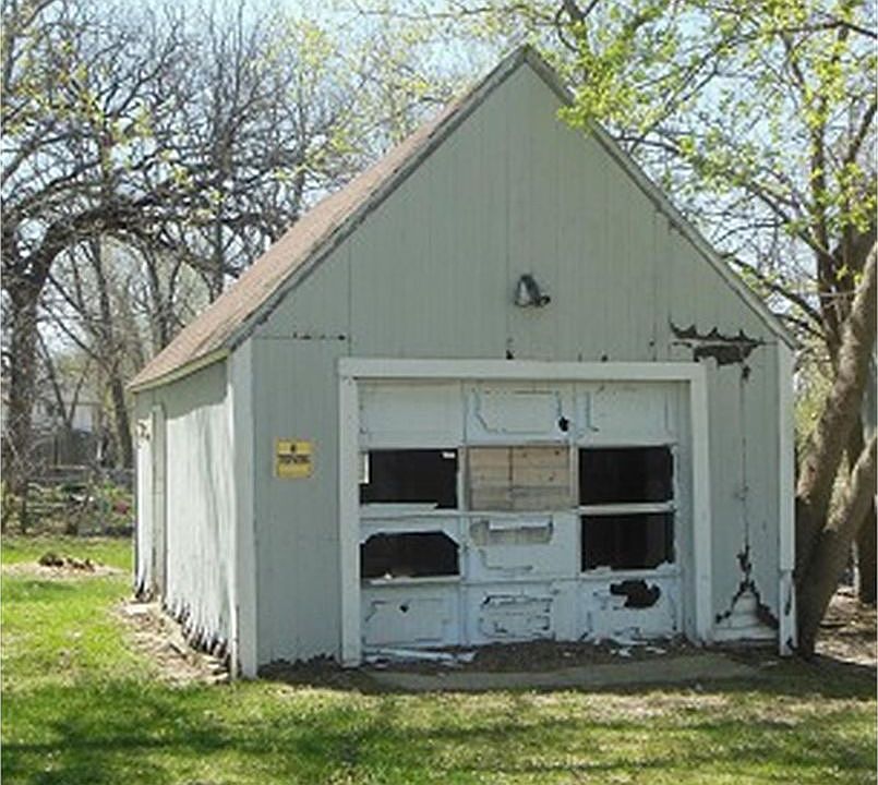 2nd image of 712 Broad St