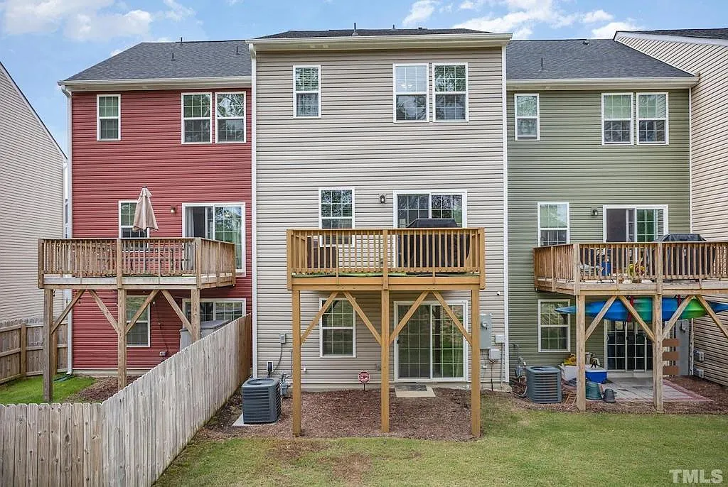 3 bed, 2.5 bath, 1846 sqft, $1,975 — Photo 2