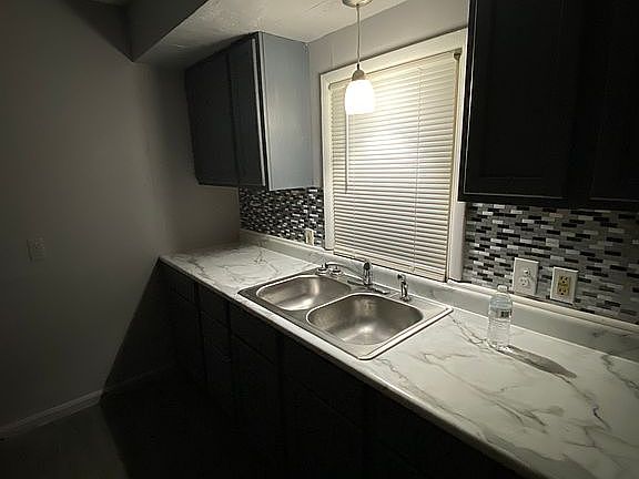 2nd image of 911 Bradley Ave
