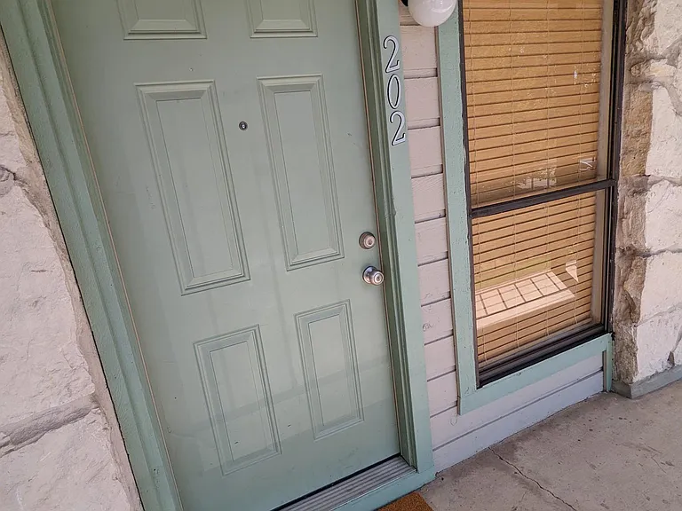 4307 S 1st St #202 — Photo 3