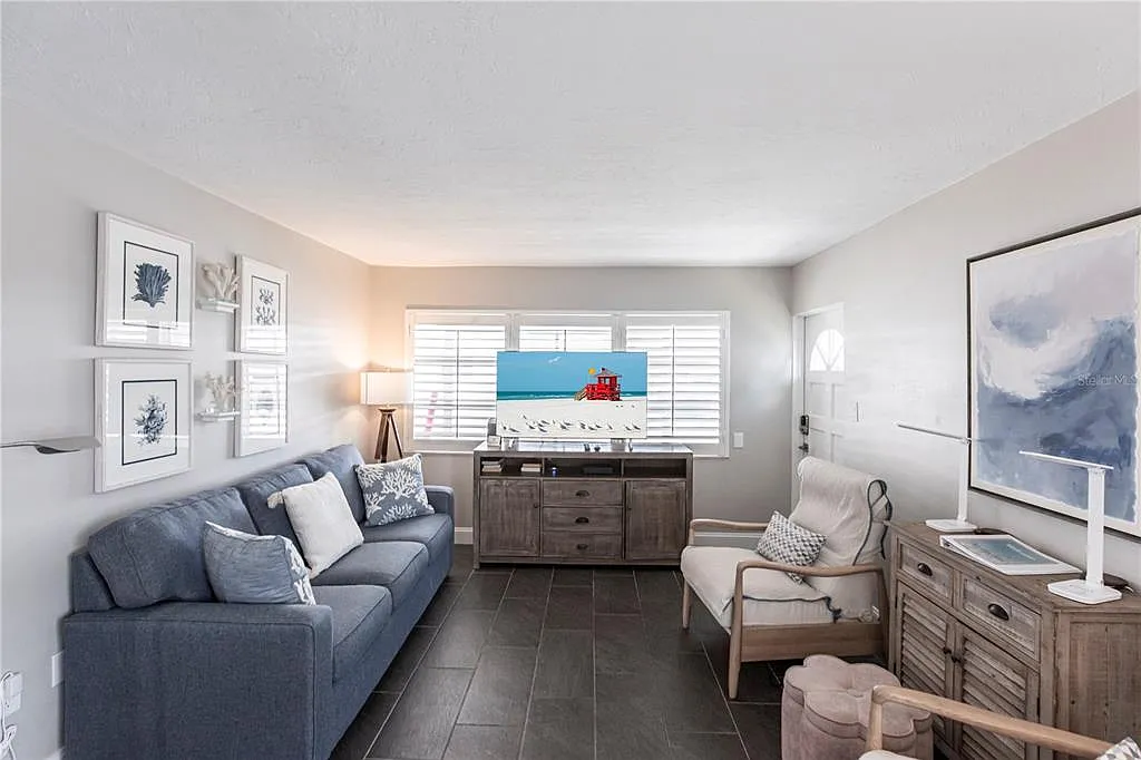 2 bed, 1.0 bath, 744 sqft, $8,370 — Photo 3