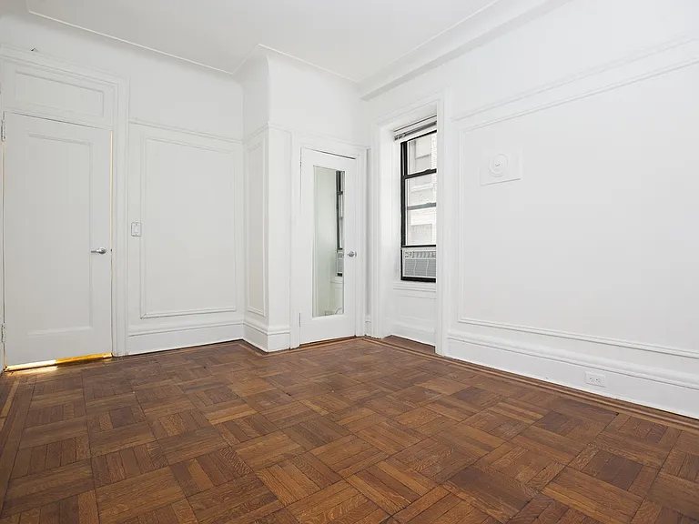 200 W 54th St #1B — Photo 4