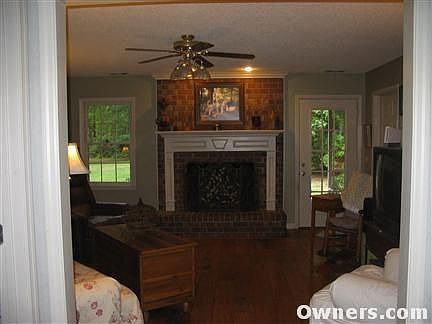 Living room with fireplace with gas logs