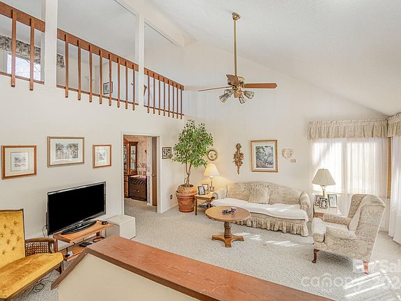 5th image of 2130 Leslie Ave