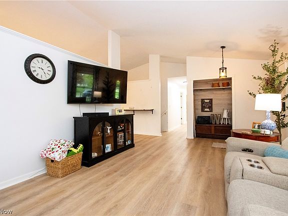 4th image of 2585 Greenbriar Ln