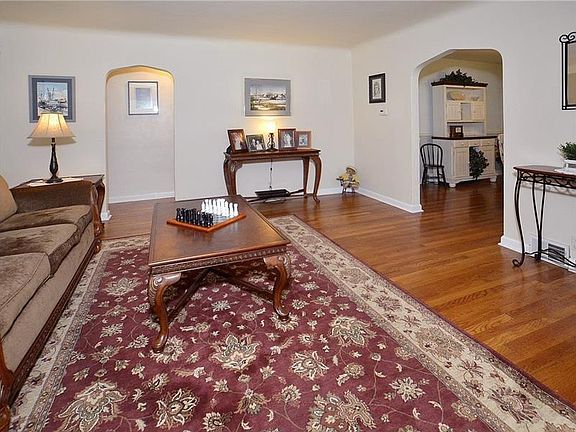3rd image of 312 Oakwood Dr