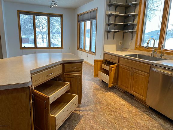 5th image of 502 W Lake Dr