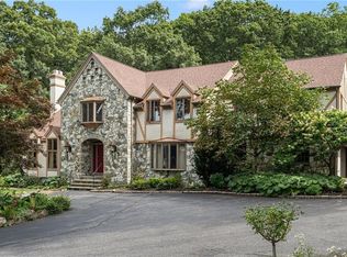2 Lancers Ln, Lincoln, RI 02865
