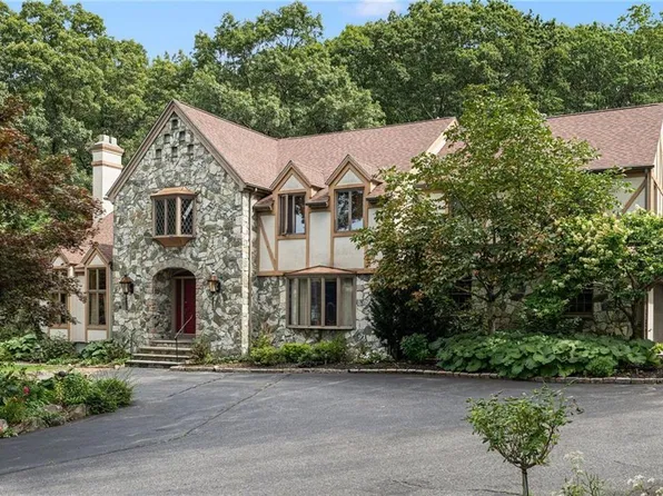 2 Lancers Ln, Lincoln, RI 02865