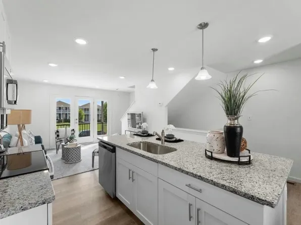 124 Canal Cottage Aly, Saint Charles, MO 63301