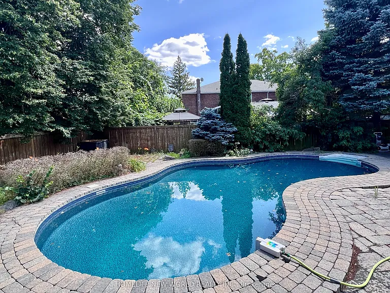 5 Junewood Cres — Photo 1