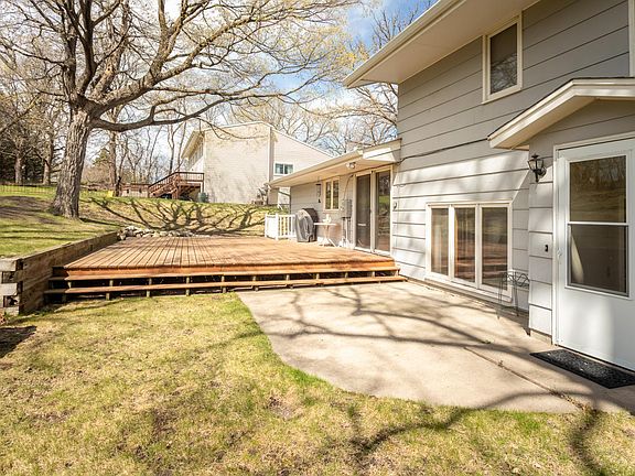 5th image of 905 Viking St