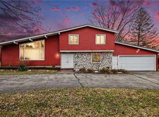 7 Wood Acre Dr, Pittsford, NY 14534